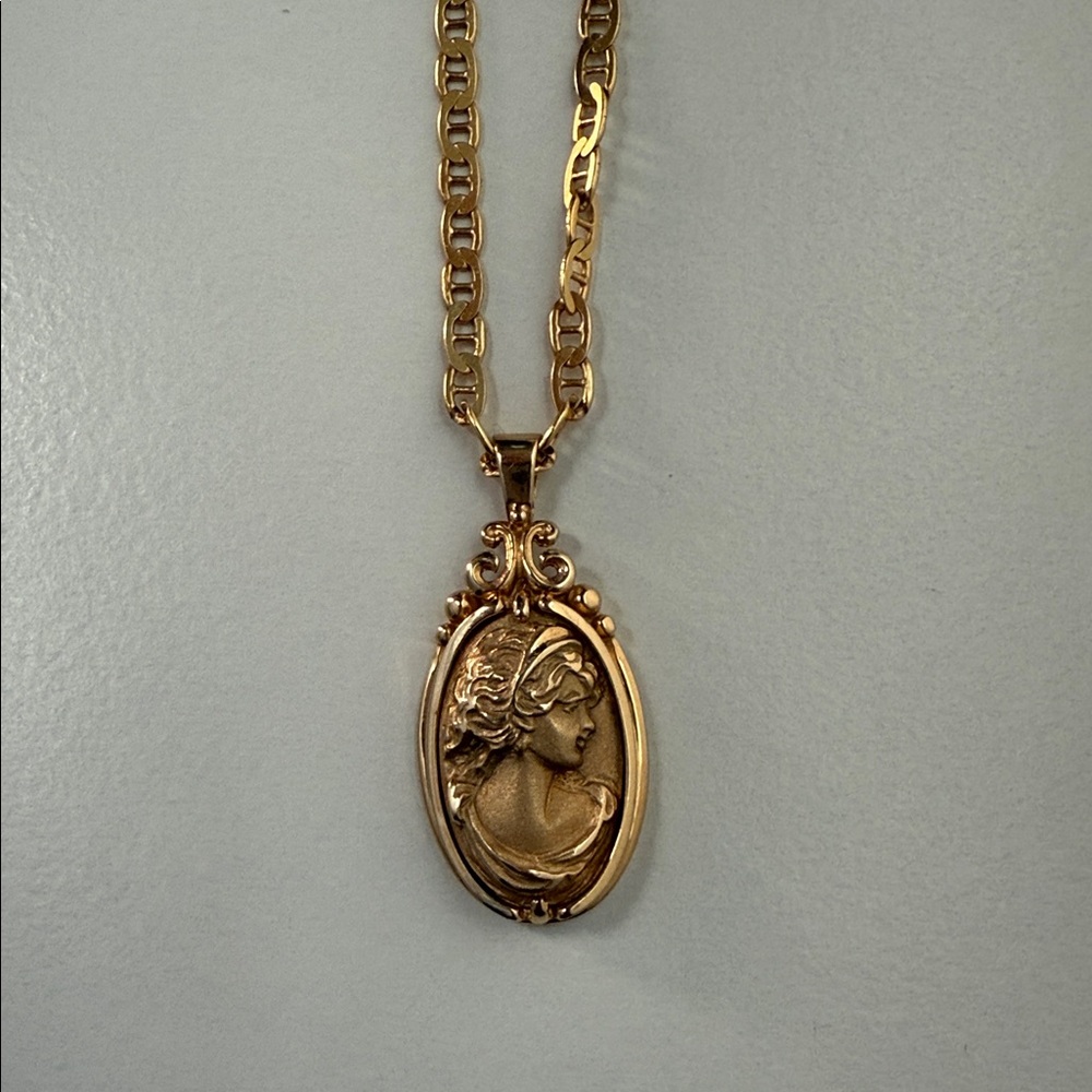 Elegant Gold 14k Cameo Pendant